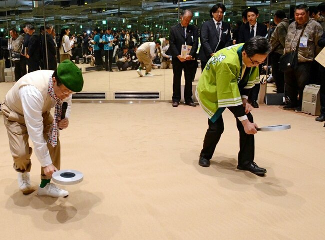 鳥取県ゾーンの展示を体験する平井伸治知事（左）＝大阪市此花区夢洲中１丁目、大阪・関西万博の関西パビリオン