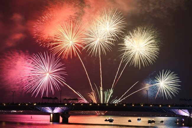 宍道湖を鮮やかに彩る花火＝松江市・松江大橋