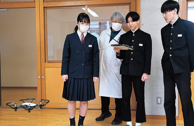 ドローンの動きを確認する生徒たち＝松江市鹿島町名分、鹿島中学校