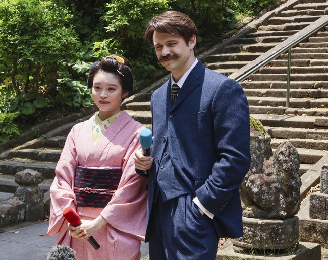 ＮＨＫ連続テレビ小説「ばけばけ」のロケ地・松江市で、取材に応じる主人公役の高石あかりさん（左）とトミー・バストウさん＝５月２３日