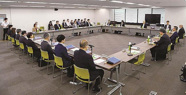 厚労省の中央最低賃金審議会の小委員会＝２８日午前、東京都千代田区