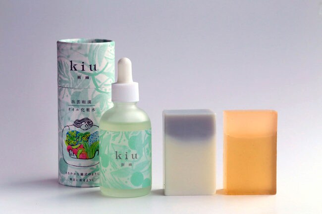 スキンケアブランド「ｋｉｕ　祈雨」の化粧オイル（左）と化粧せっけん（中央がうさぎの塩、右がヤマモモ）