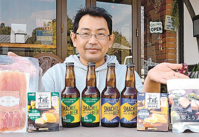 明治と連携して開発したクラフトビールを紹介する山口厳雄工場長＝江津市桜江町長谷、石見麦酒醸造所