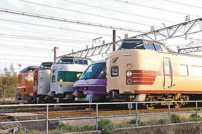 特急やくもの歴代車両＝出雲市東神西町、ＪＲ西日本後藤総合車両所出雲支所