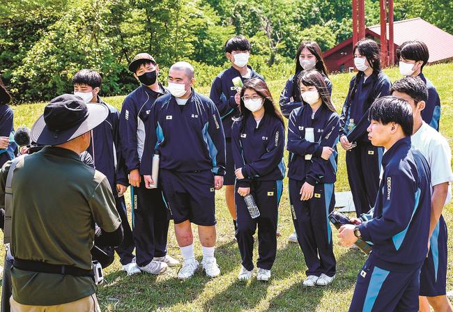 奥大山自然塾のプログラムで人類の行動が地球に及ぼす影響について考える中学生＝鳥取県江府町御机、奥大山自然塾
