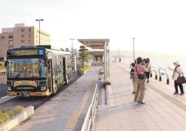 ＜５＞１０月から平日に減便した松江市交通局の「ぐるっと松江レイクライン」＝松江市袖師町、嫁ケ島夕日公園バス停