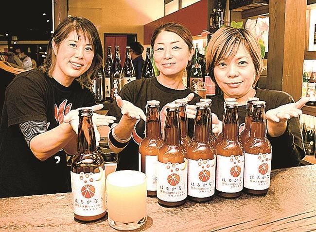 地ビール「はるかなう」をアピールする渡利章香会長（右）ら温泉津女子会のメンバー＝大田市温泉津町温泉津、路庵