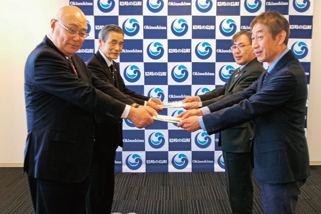 目録を手渡す徳畑信夫会長(左端)と米沢寿重会長(左から2人目)=島根県隠岐の島町下西、町役場