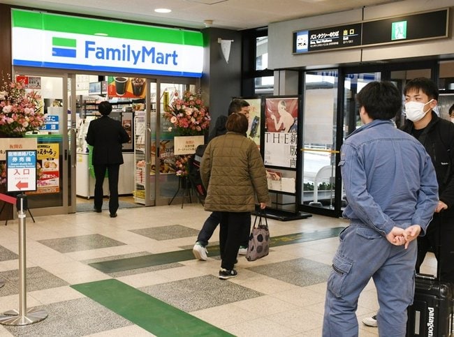 １階の国内線到着ロビーにオープンしたファミリーマート＝出雲市斐川町沖洲、出雲空港