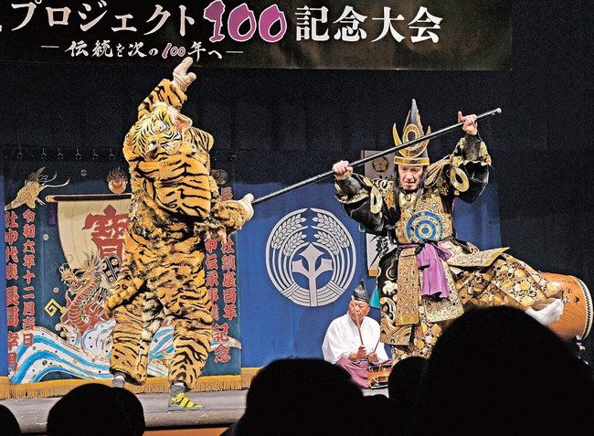 創作演目「加藤清正」を披露する長澤社中＝浜田市黒川町、石央文化ホール