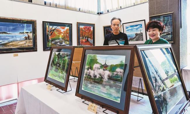 錦織透さんの水彩画を鑑賞する来場者＝松江市玉湯町玉造、出雲玉作資料館