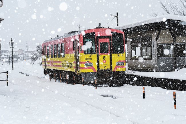 大雪のため、運休となったJR木次線の車両=30日午後3時32分、島根県奥出雲町横田、出雲横田駅(景山達登撮影)