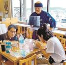 店頭に出て、ラーメンの味を客に確認する野本栄二さん（中央）＝岐阜市、岐阜タカシマヤ