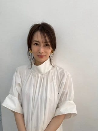 北川景子「『北川景子オフィシャルカレンダー2026』が12月20日に発売となります!」(写真はX @KKeiko_official より)