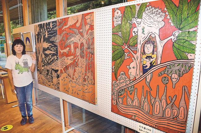 玉木喜久代さんと生き物を描いた作品＝出雲市斐川町神庭、荒神谷博物館