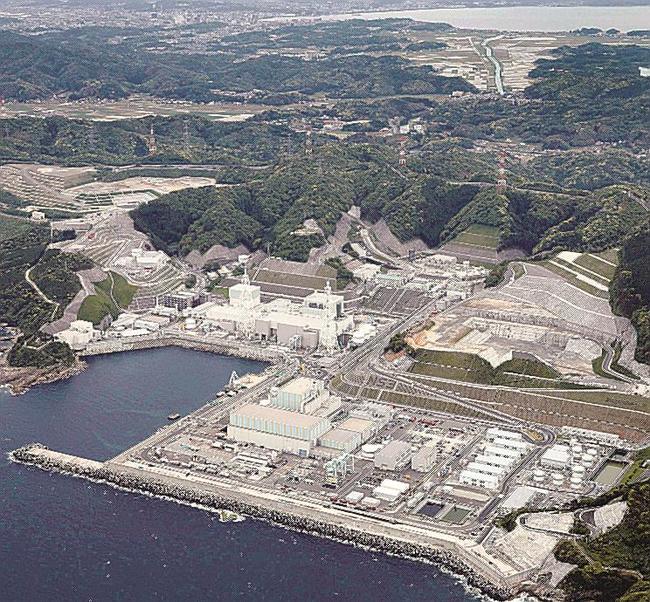 中国電力島根原発２号機（中央）、左は１号機、手前は３号機＝松江市鹿島町片句