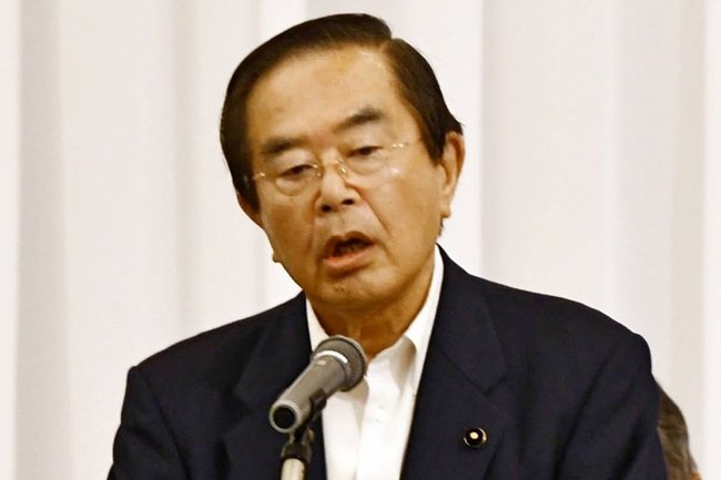 自民党島根県連大会で、信頼回復に向けて決意を述べる絲原徳康新会長＝松江市千鳥町、ホテル一畑