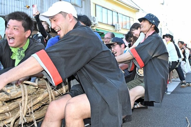 62年ぶりに倉吉市で行われた大綱引き「じんしょ」で懸命に綱を引く東軍=倉吉市明治町、明治町交差点