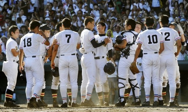 激戦を終え、健闘をたたえ合う優勝した中京大中京と日本文理の両校ナイン＝２００９年８月２４日、甲子園
