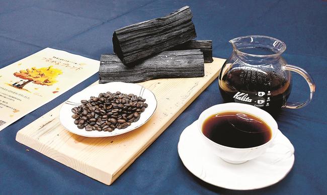 オリジナルブレンドコーヒー「つながるブレンド」と焙煎に使用された木炭