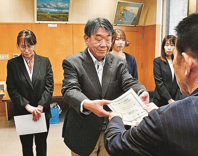 委嘱状を受け取る地域おこし協力隊＝島根県邑南町矢上、町役場
