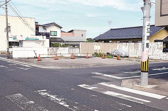 角地の柵が撤去され代替バスが曲がりやすくなった交差点＝出雲市湖陵町三部