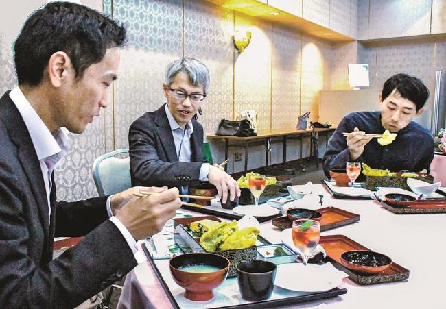 地元食材の「古御膳」を試食する生産者ら=松江市殿町、サンラポーむらくも