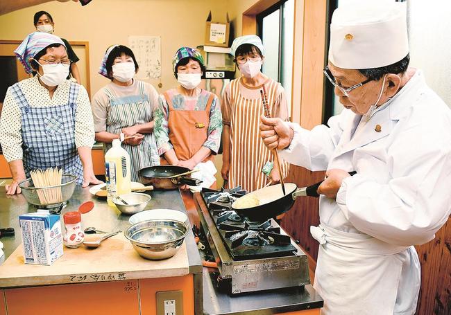 オムレツの調理を実演する片地六治郎さん（右）＝大田市祖式町、いきいき工房祖式