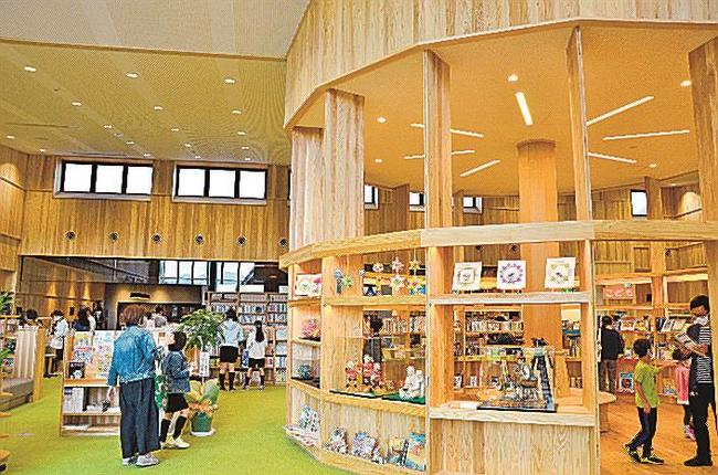図書館スペースで本探しをする来館者＝鳥取県南部町法勝寺、キナルなんぶ