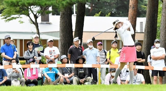 プレーを見守る観客でにぎわう＝2日、大山平原ゴルフクラブ