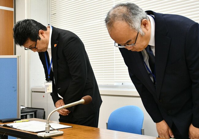 個人情報流出をわび、頭を下げる横山順一次長（左）ら＝鳥取市東町１丁目、鳥取県庁
