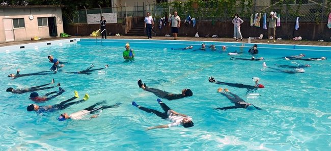 浮いて待つ練習をする児童＝松江市西川津町、川津小学校