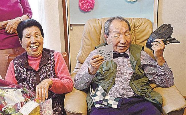 ８７歳の誕生日を迎え、姉ひで子さん（左）から贈られた革の手袋を手にする袴田巌さん＝１０日午後、浜松市