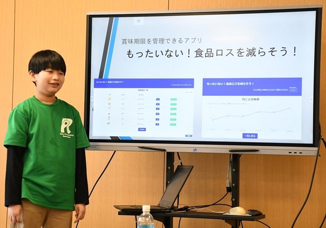 作成したウェブアプリを説明する俵恵太君＝松江市末次町、松江市役所