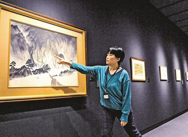 横山大観の「水温む」を紹介する左近充直美専門学芸員＝益田市有明町、島根県立石見美術館