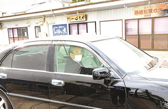 ３月末の理事会後、車に乗り込み、ＪＦしまね本所を後にする岸宏会長。報道陣の問い掛けに答えはなかった＝松江市御手船場町