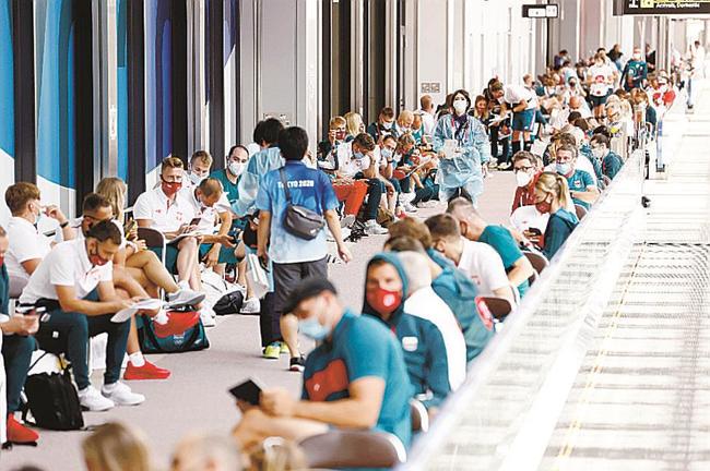 成田空港に到着し、新型コロナウイルスの検査を待つ東京五輪のポーランド代表選手や関係者。海外選手団の入国がピークを迎えた＝１８日午前