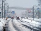 雪に覆われた国道５４号＝２８日午前９時５５分、雲南市三刀屋町下熊谷