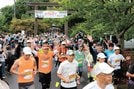 
          
スタートする５０キロの部のランナーたち＝島根県隠岐の島町郡、水若酢神社
        
