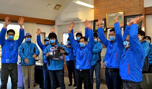 コントレイルのジャパンカップ制覇を喜ぶ大山ヒルズの職員＝鳥取県伯耆町真野