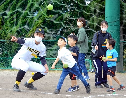 力いっぱいボールを投げる園児たち＝出雲市平田町、平田高校