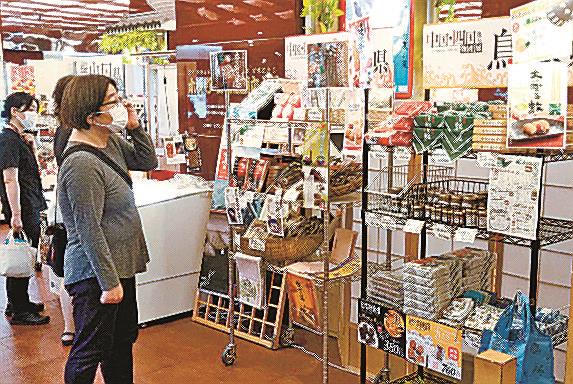 歌舞伎座の地下広場に並んだ島根、鳥取両県の特産品＝東京・銀座