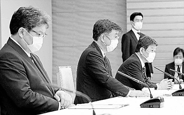 原油価格の高騰を受け開かれた関係閣僚会議で、あいさつする松野官房長官（中央）＝〓（?）日午後、首相官邸