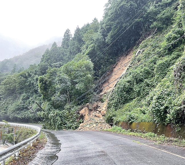 土砂崩れで全面通行止めとなった県道＝１１日午後、島根県吉賀町椛谷（県提供）