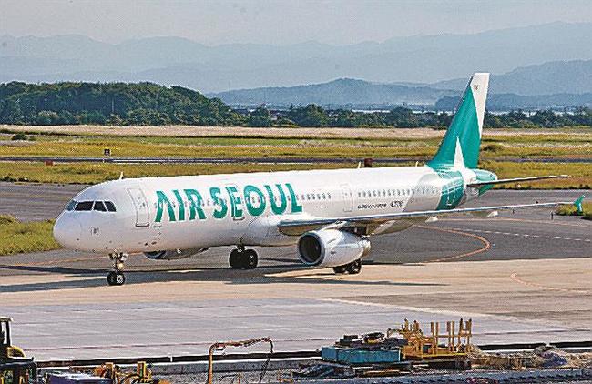 仁川国際空港から到着した米子－ソウル便の再開第１便＝１０月２５日、境港市佐斐神町の米子空港