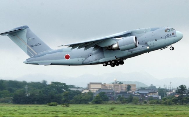 航空自衛隊美保基地内の滑走路を離陸するC2輸送機=境港市(資料)