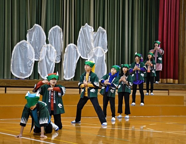 息の合った歌とダンスを披露する児童たち＝島根県奥出雲町大呂、鳥上小学校