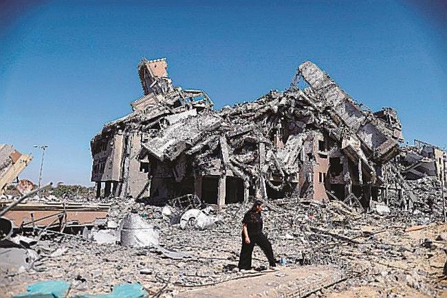 イスラエル軍の攻撃で破壊された建物＝４日、パレスチナ自治区ガザ（ゲッティ＝共同）