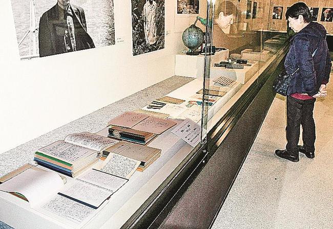 まど・みちおさんの創作ノートや日記を見る来館者＝出雲市平田町、平田本陣記念館