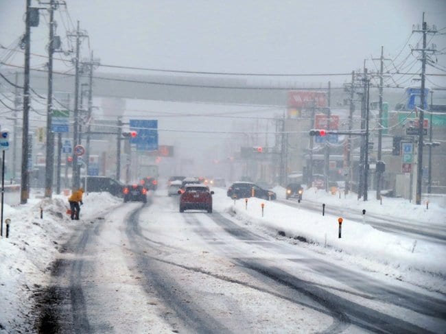 雪に覆われた国道５４号＝２８日午前９時５５分、雲南市三刀屋町下熊谷